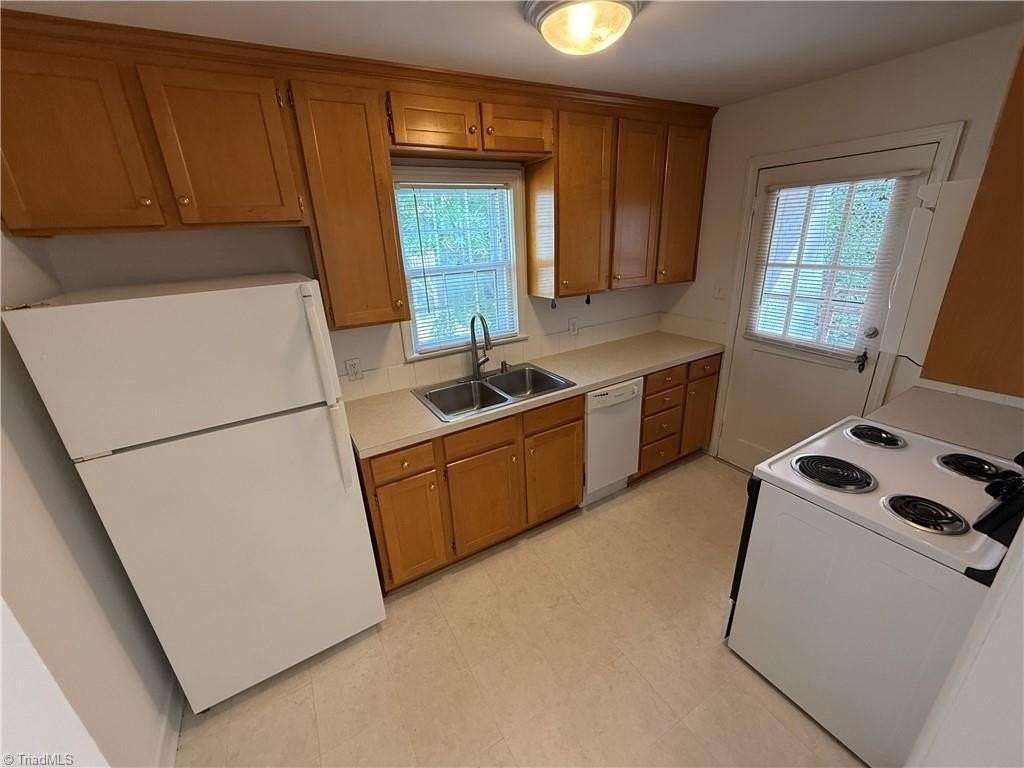 216 Carolina Cir - Photo 5 of 16