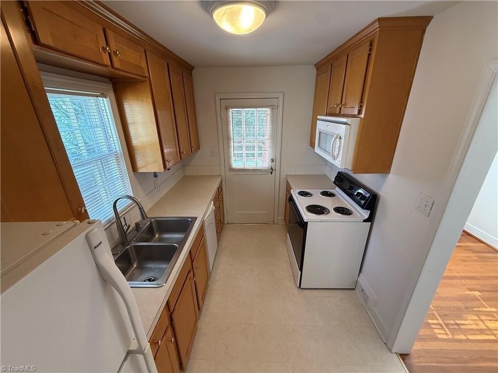 216 Carolina Cir - Photo 6 of 16