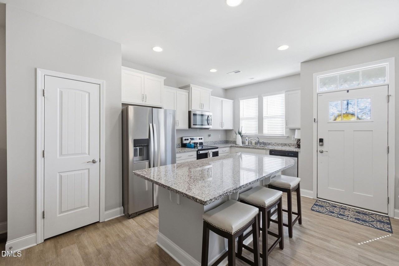 276 Douglas Falls Dr - Photo 3 of 23