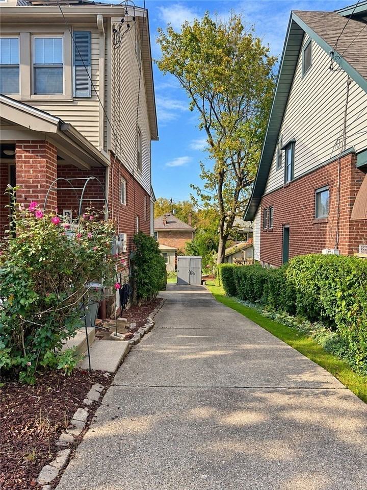 220 Sieaforth Ave - Photo 3 of 15