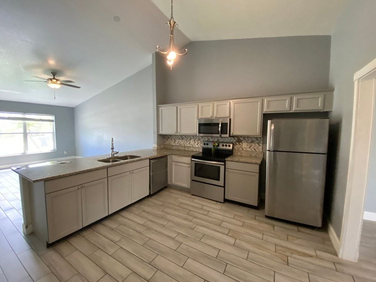 910 Alabama Ave - Photo 2 of 17
