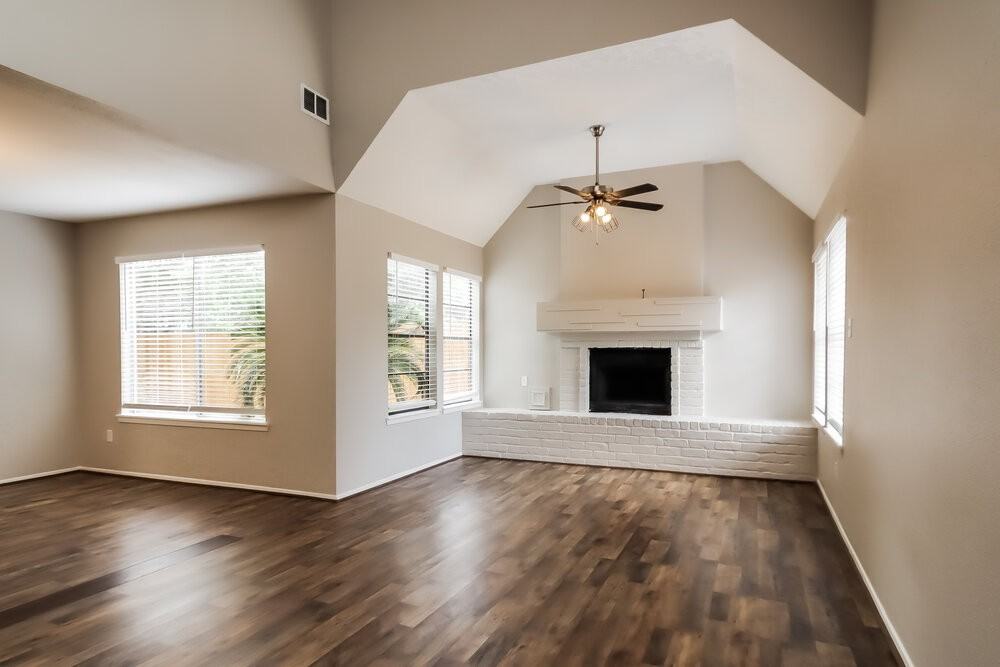 1810 Foxlake Dr - Photo 4 of 17