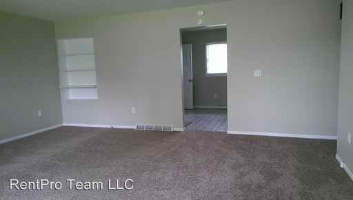 912 8th Ave W - Photo 2 of 9