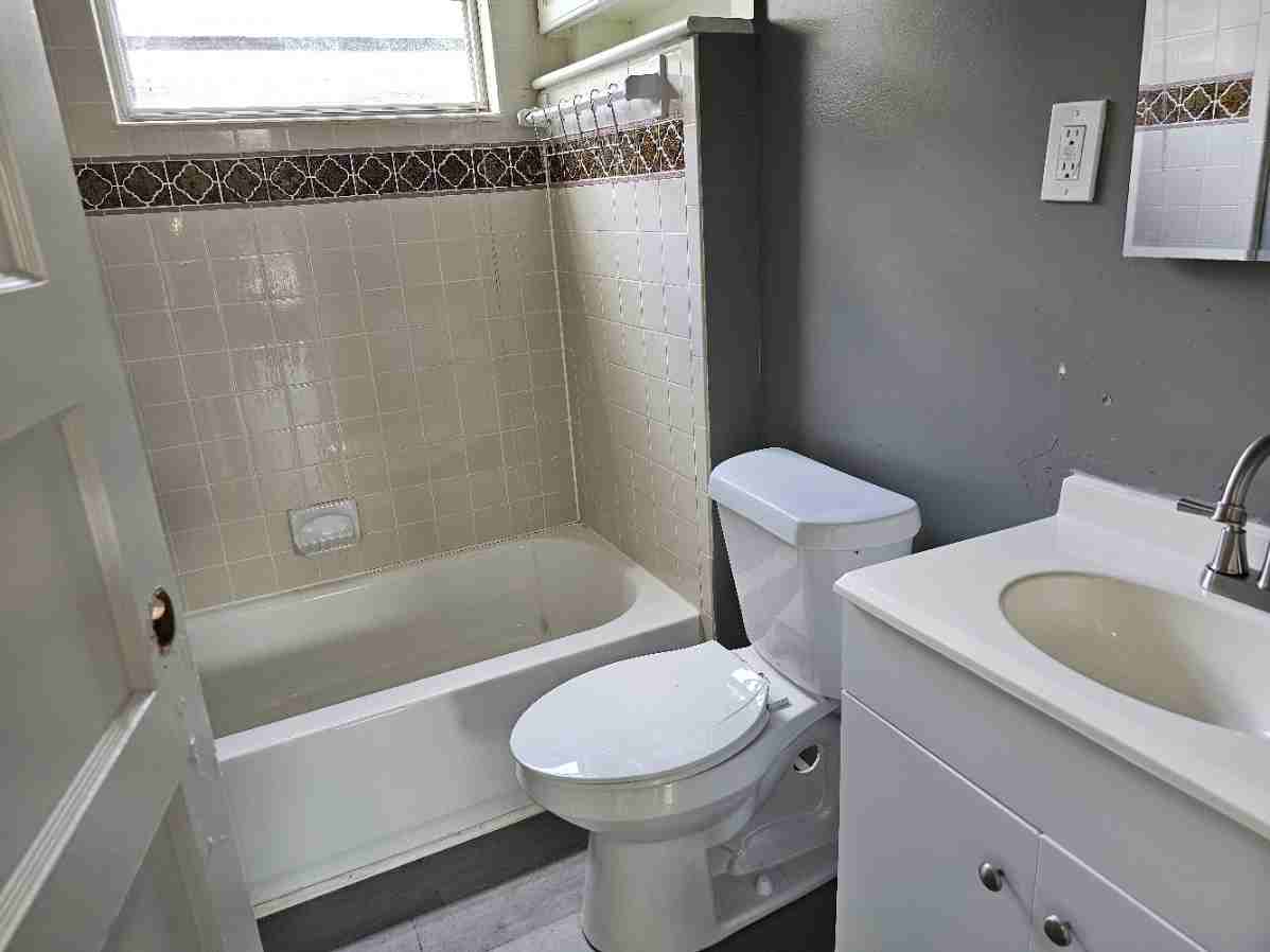 1018 Tyler St #1 - Photo 3 of 8