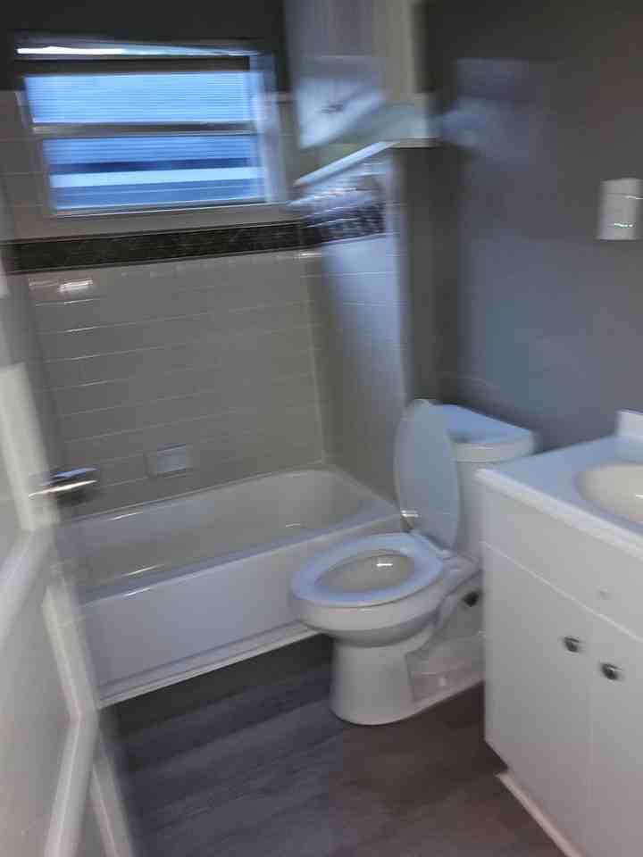 1018 Tyler St #1 - Photo 4 of 8