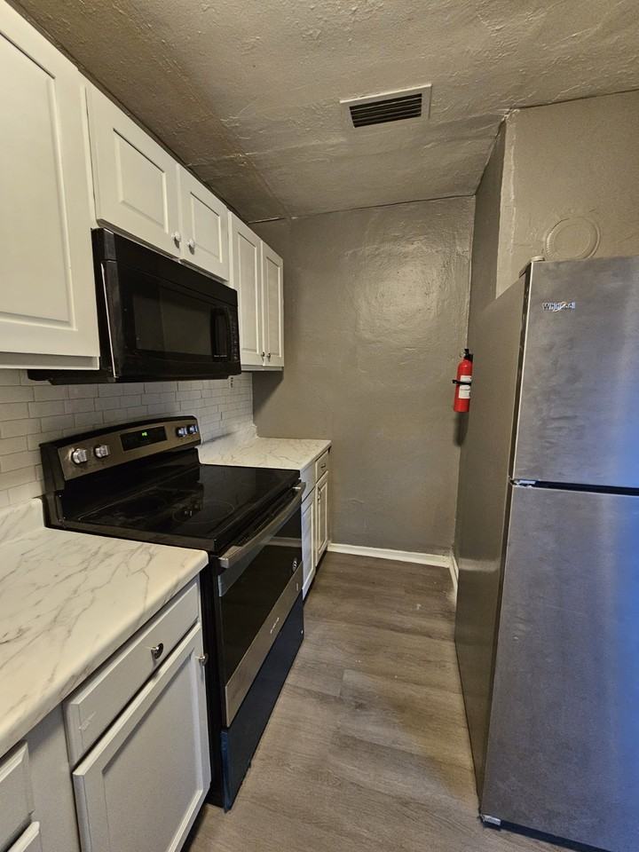 1018 Tyler St #1 - Photo 6 of 8