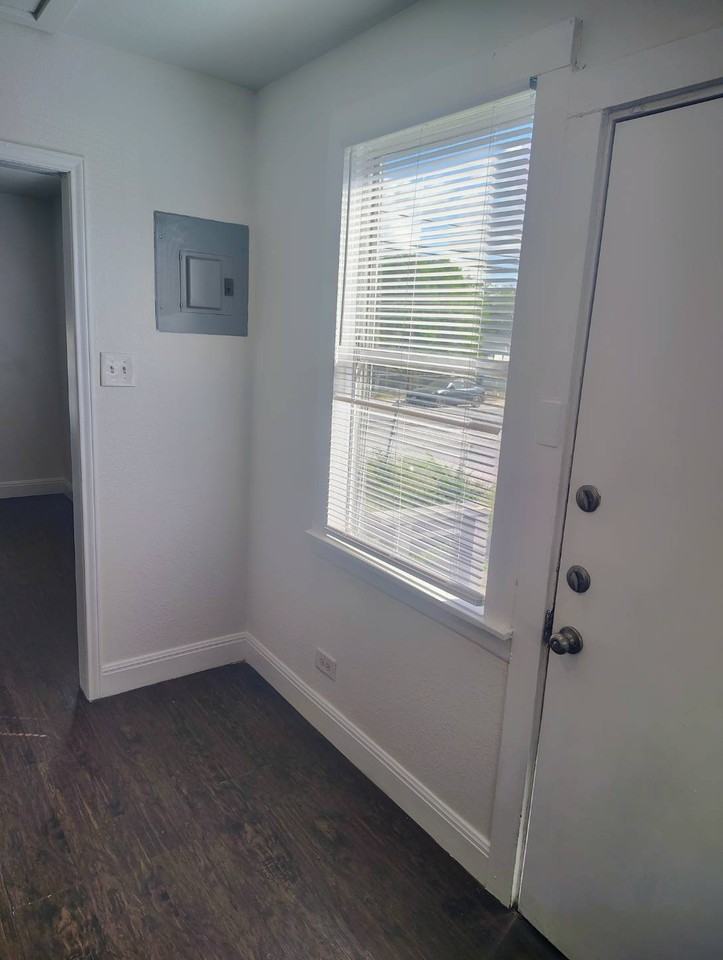 900 Thompson Pl - Photo 3 of 40