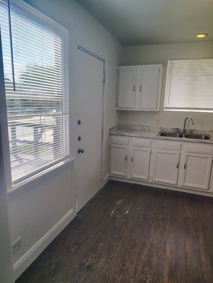 900 Thompson Pl - Photo 4 of 40