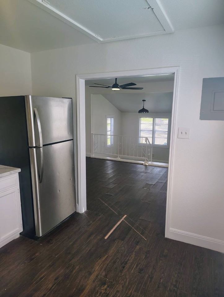 900 Thompson Pl - Photo 6 of 40