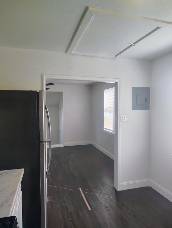900 Thompson Pl - Photo 7 of 40