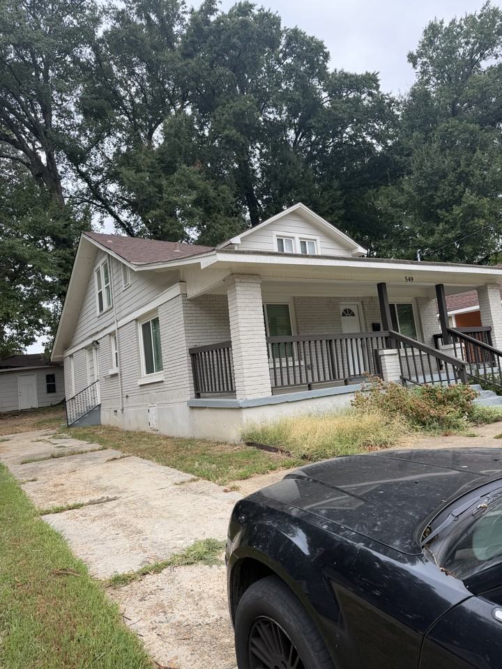 1375 Adelaide St - Photo 2 of 2