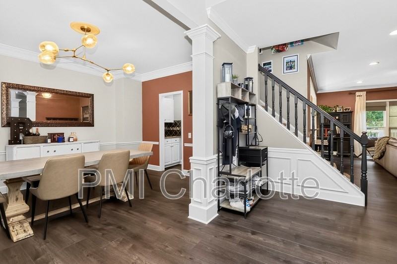 8437 Bridgestone Dr - Photo 4 of 49