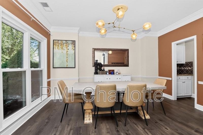 8437 Bridgestone Dr - Photo 5 of 49