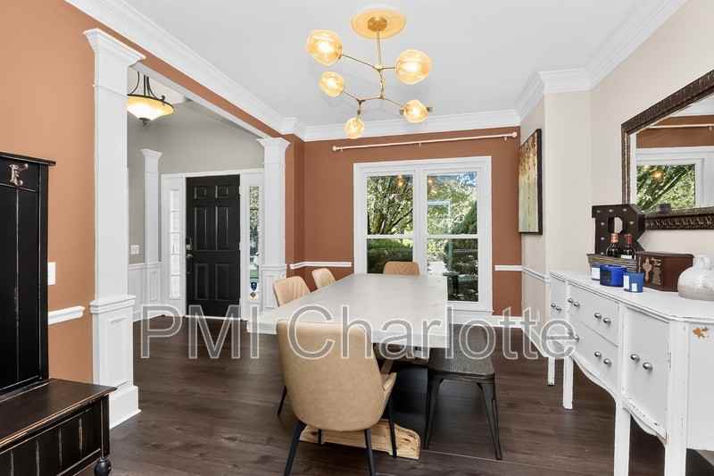 8437 Bridgestone Dr - Photo 6 of 49