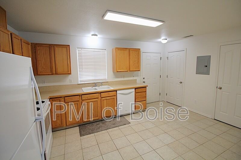 1059 E Iowa Ave #2 - Photo 4 of 16