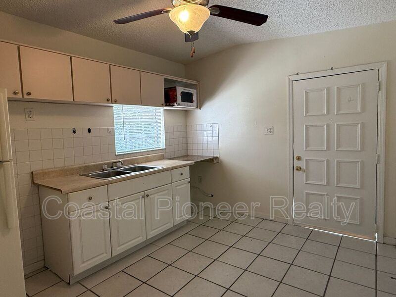 2106 N Himes Ave #1 - Photo 2 of 8