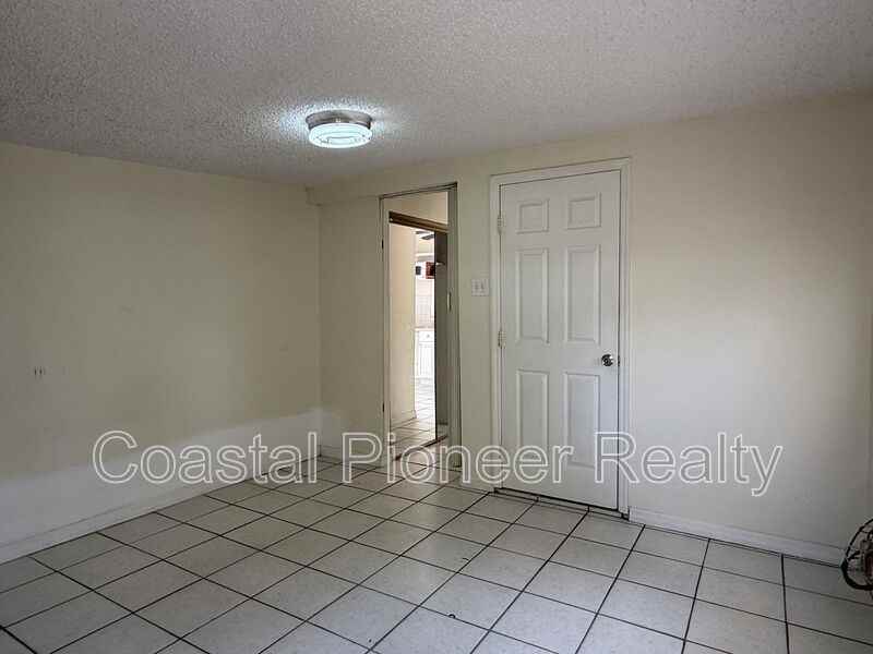 2106 N Himes Ave #1 - Photo 6 of 8
