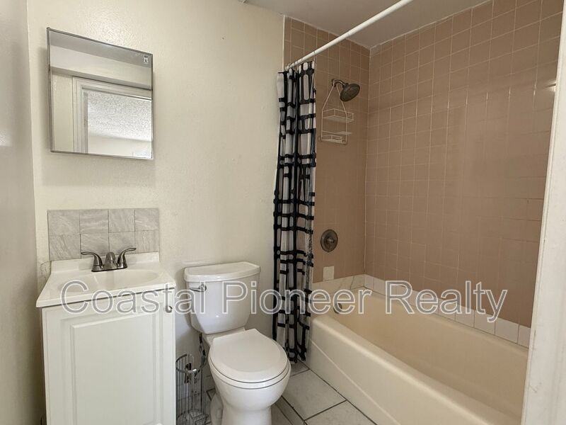 2106 N Himes Ave #1 - Photo 7 of 8