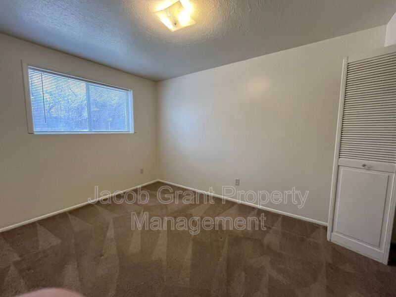2122 Saint Clair Rd - Photo 5 of 8