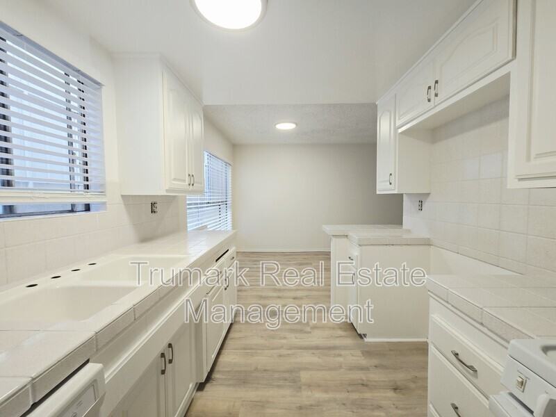 210 W Tujunga Ave #14 - Photo 2 of 13