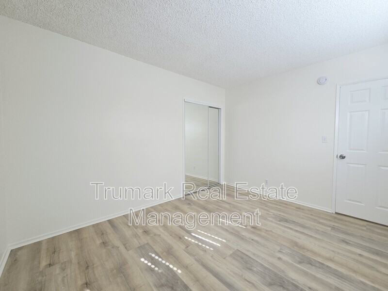 210 W Tujunga Ave #14 - Photo 5 of 13