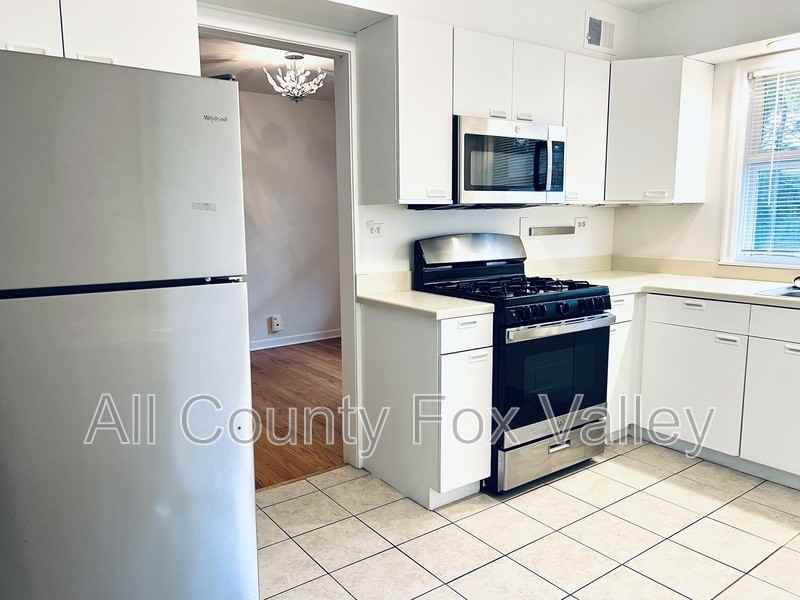 239 N Redfield Ct - Photo 3 of 15