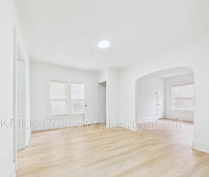 435 Alexander St - Photo 6 of 19