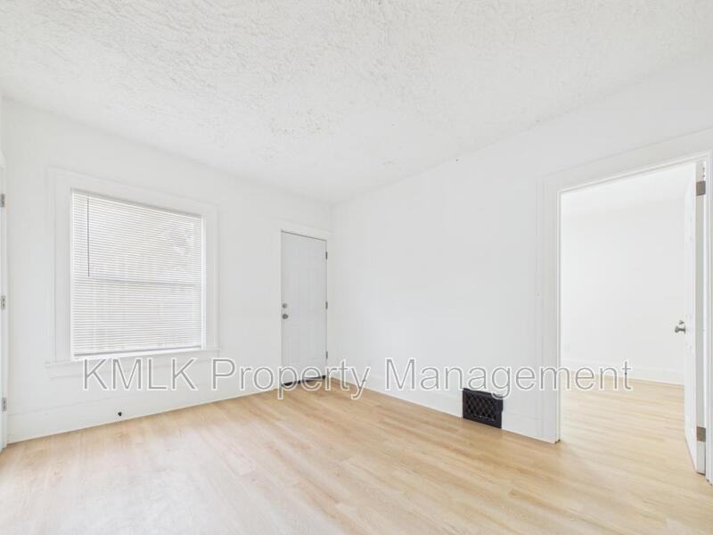 435 Alexander St - Photo 7 of 19