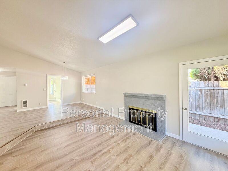 15814 Se 15th St - Photo 2 of 32