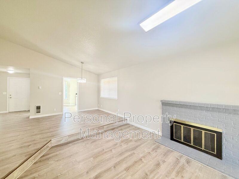 15814 Se 15th St - Photo 3 of 32