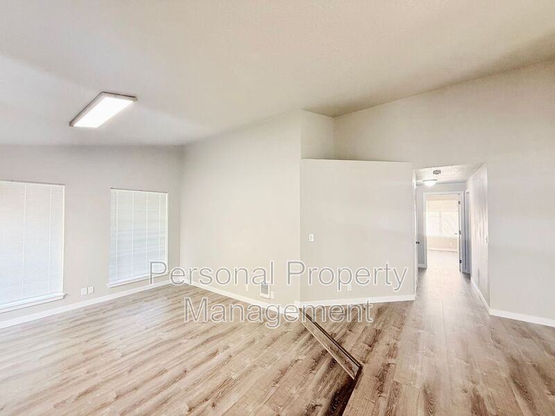 15814 Se 15th St - Photo 5 of 32