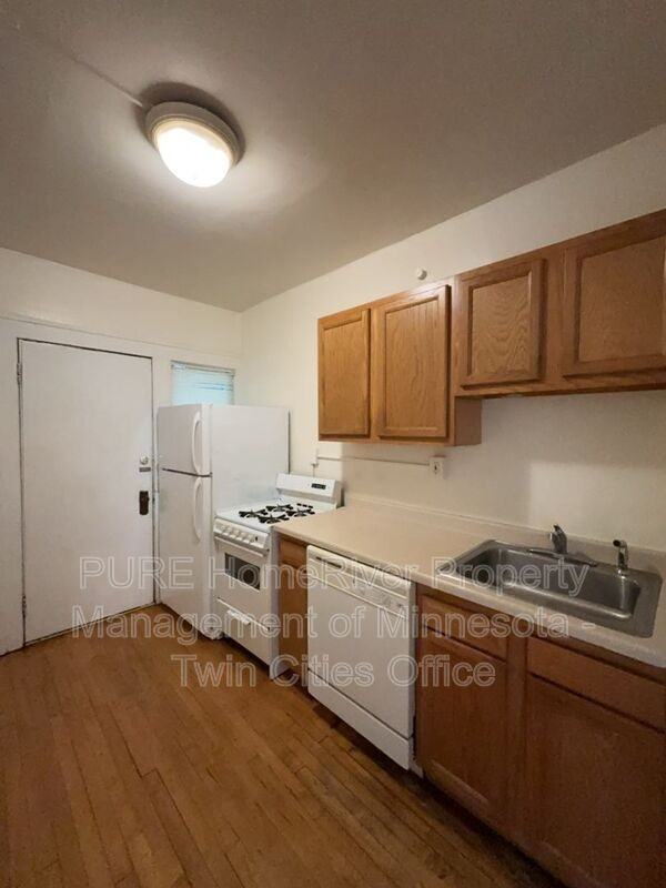 712 W 32nd St #2 - Photo 5 of 12