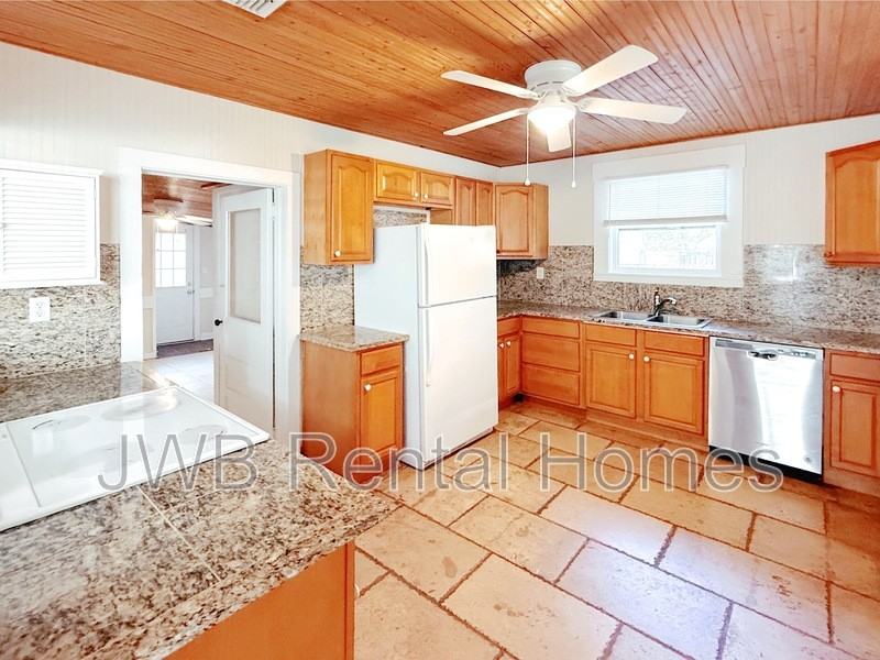 3869 Concord St - Photo 2 of 30