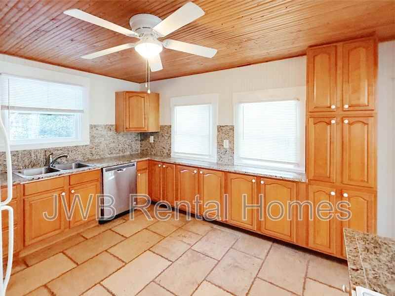 3869 Concord St - Photo 4 of 30