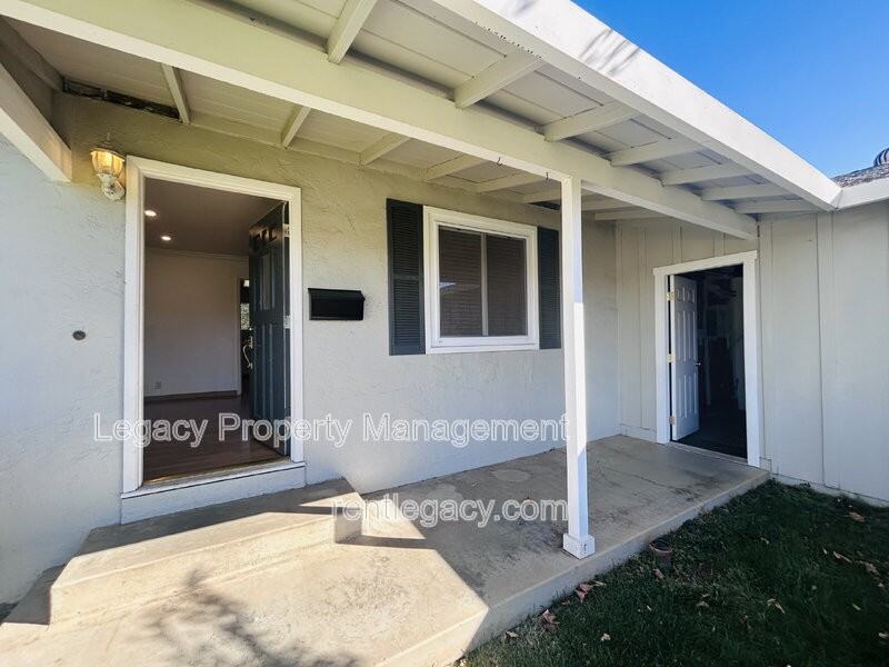 5553 Indiana Dr - Photo 3 of 26