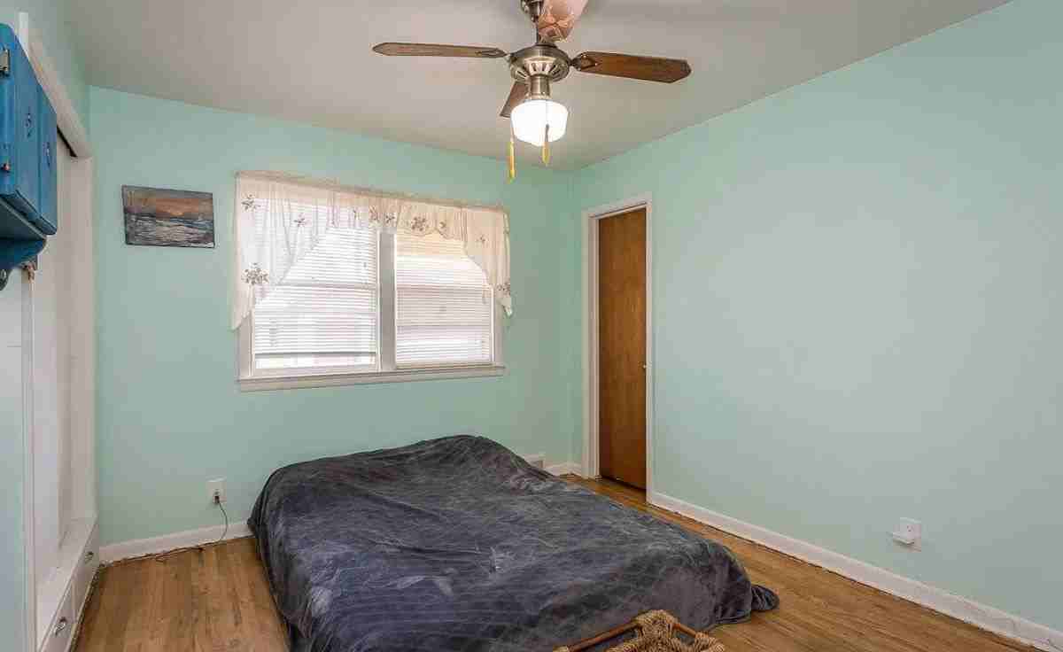 2620 E 11th St - Photo 2 of 7