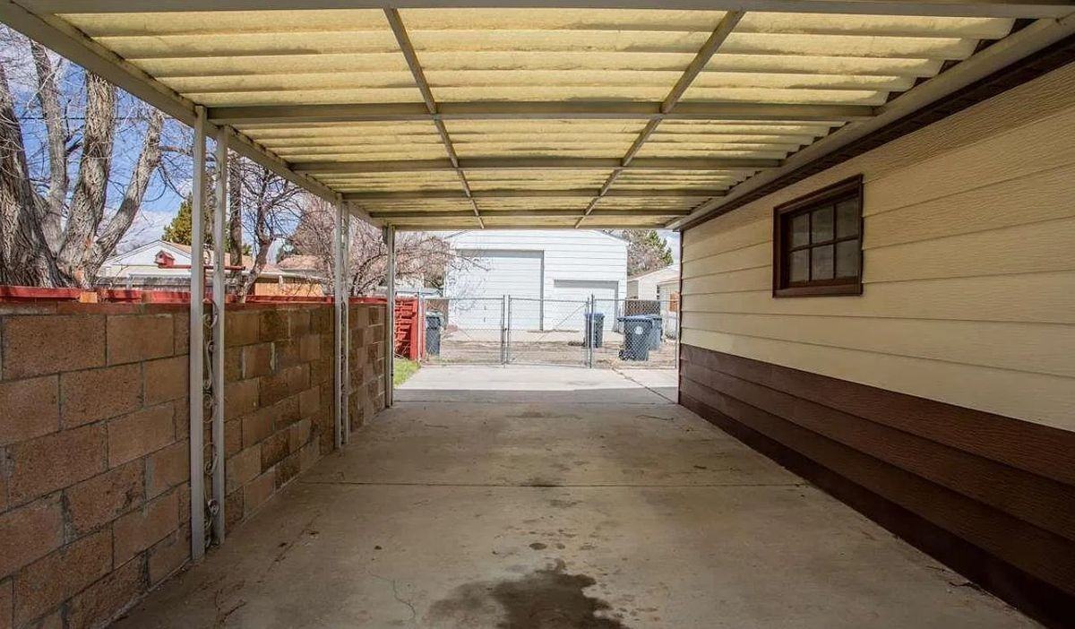 2620 E 11th St - Photo 4 of 7