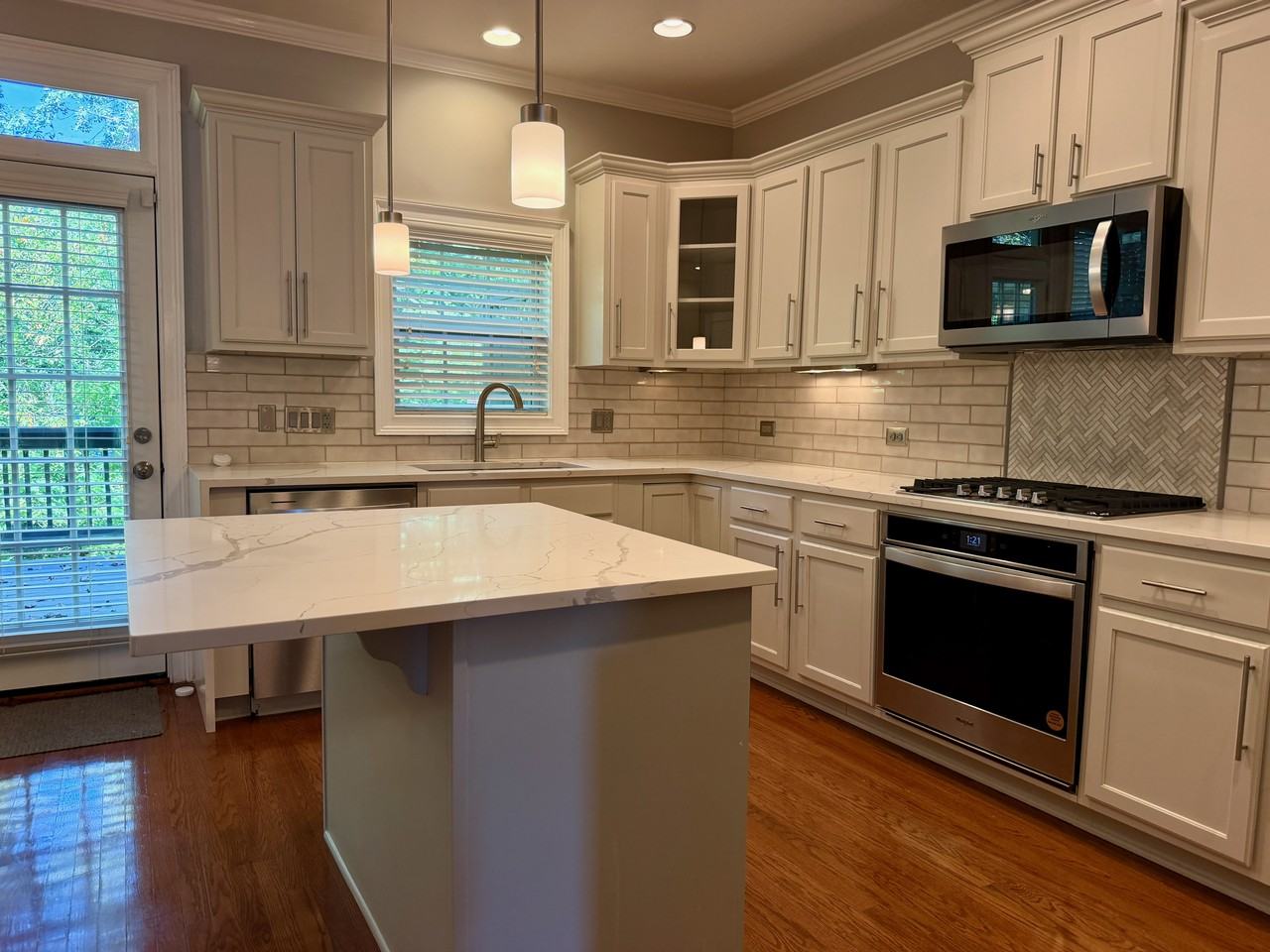 3321 Regent Pl Sw - Photo 4 of 46