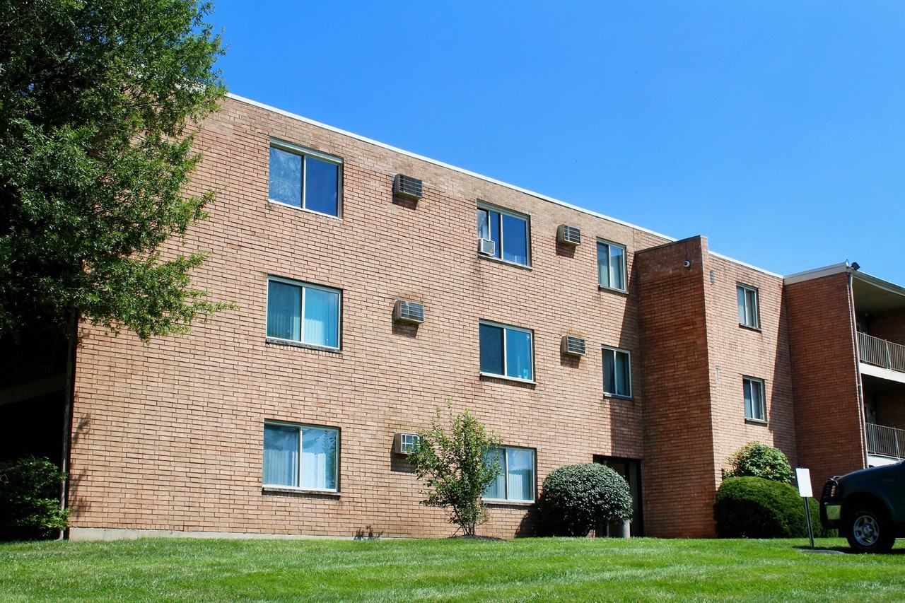 Crown Pointe Apartments - Photo 7 of 43