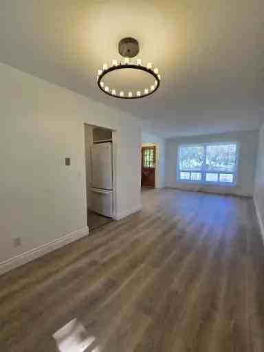 749 King St W - Photo 2 of 9