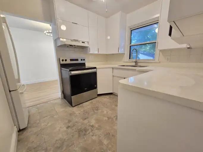 749 King St W - Photo 4 of 9