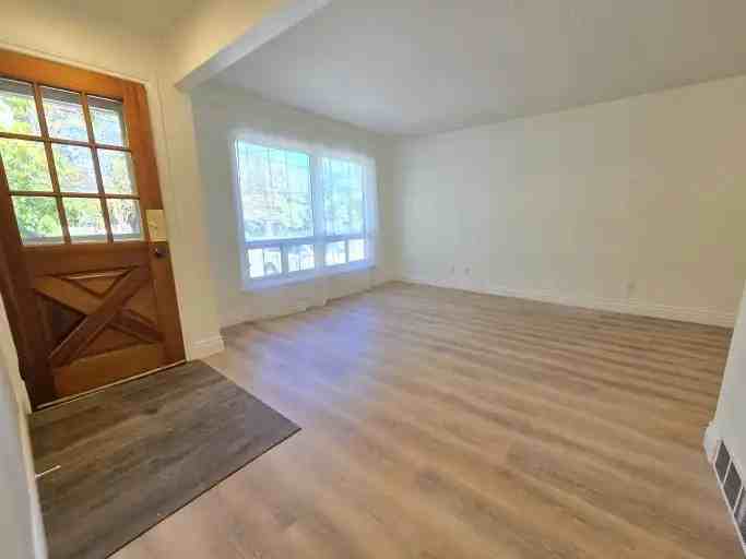 749 King St W - Photo 5 of 9