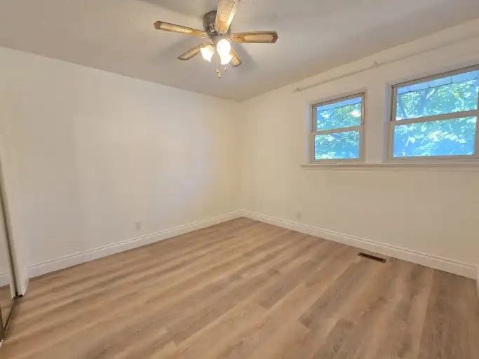 749 King St W - Photo 7 of 9