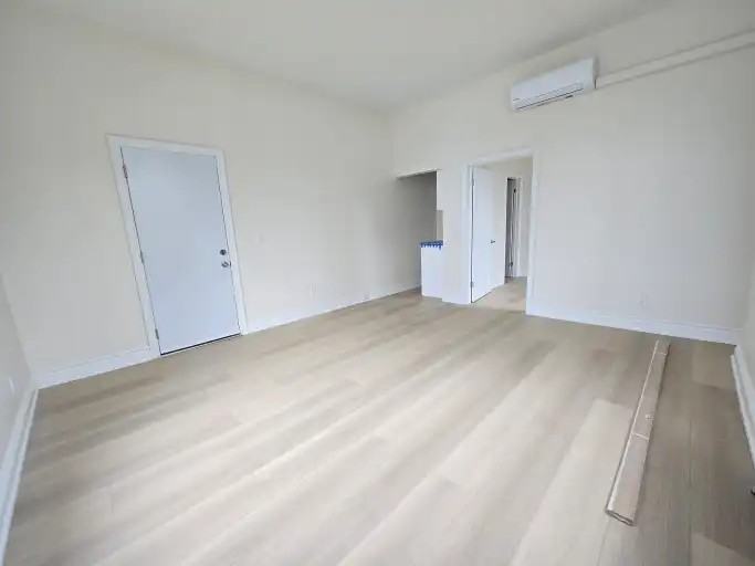 610 Dundas St W #1 - Photo 3 of 8
