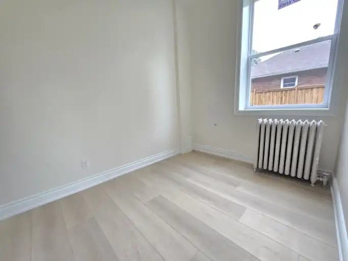 610 Dundas St W #1 - Photo 5 of 8