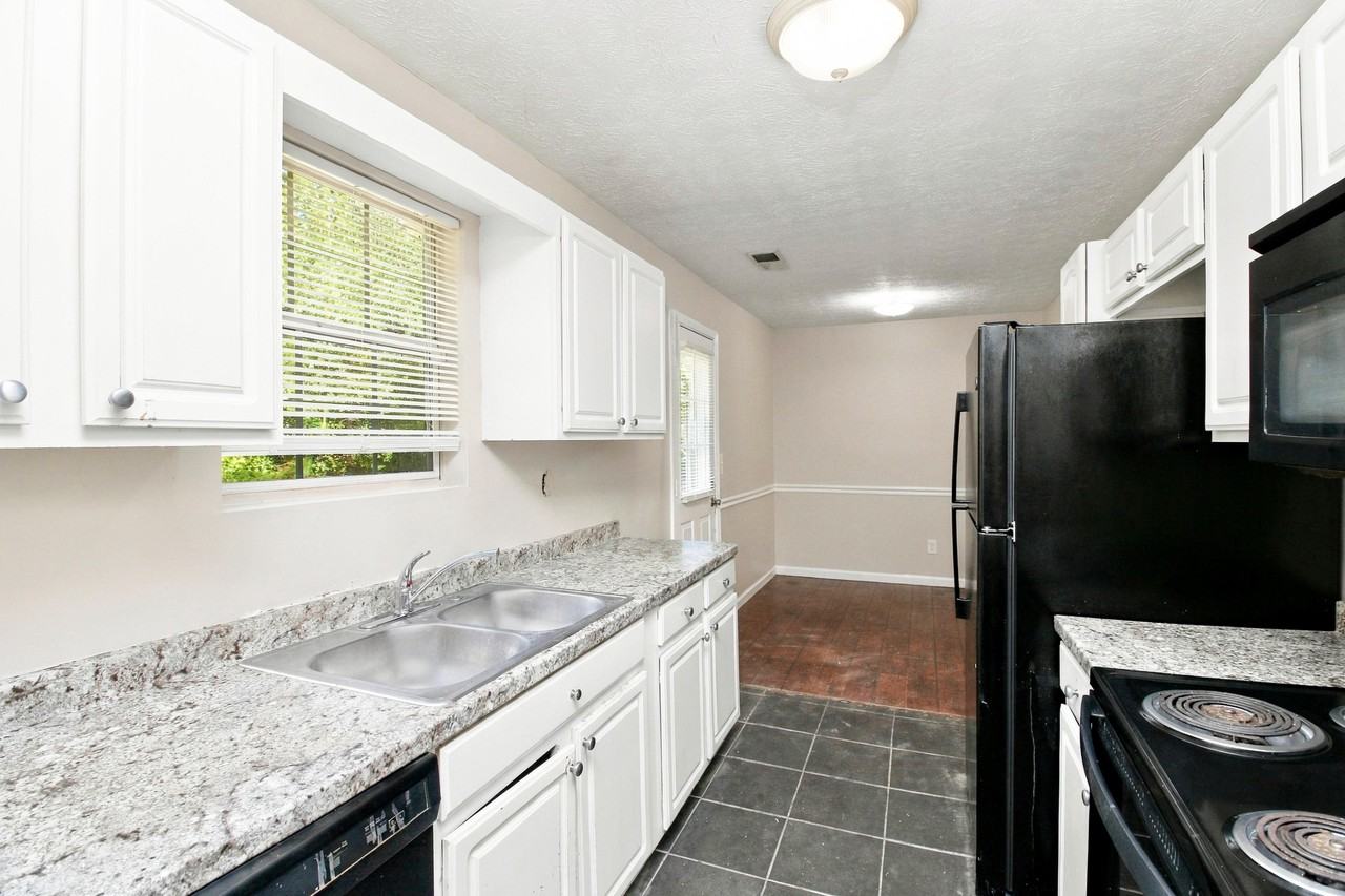 104 Live Oak Dr - Photo 2 of 15