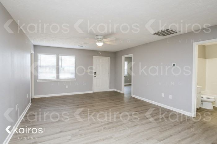 355 Deerpark Dr - Photo 4 of 17