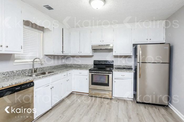 355 Deerpark Dr - Photo 7 of 17