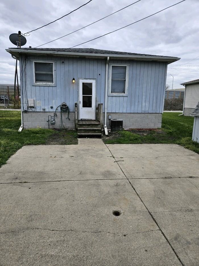 1231 Logan St - Photo 3 of 13