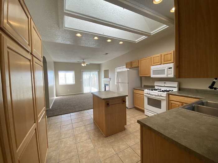 5422 Reserve Ct Ne - Photo 4 of 26
